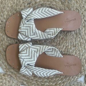Universal Thread Sandals